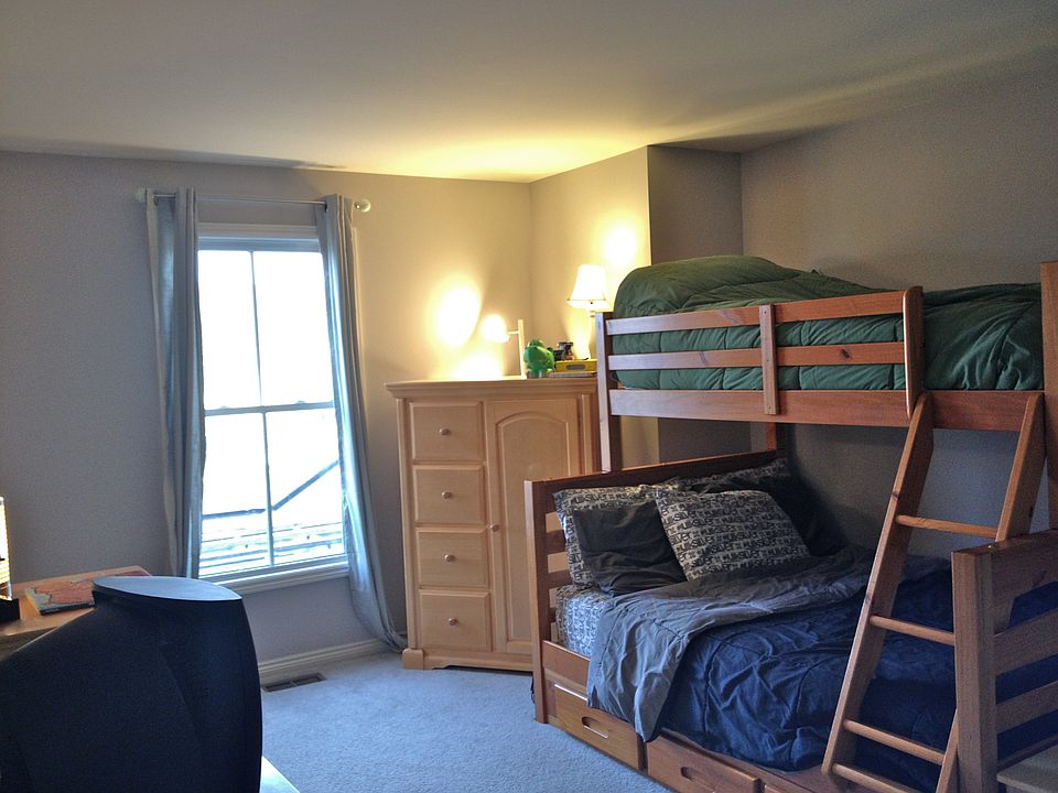 Large second Bedroom pic 2