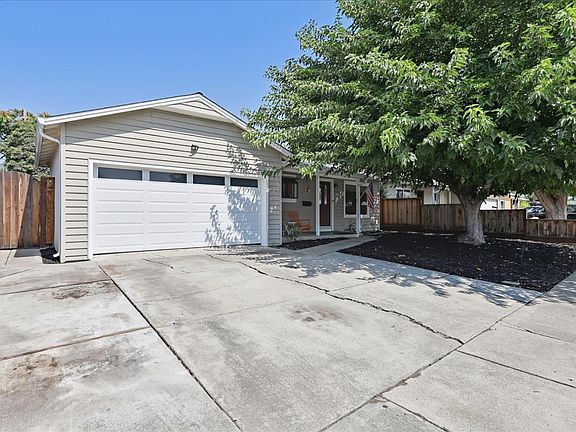 3rd image of 2943 Sherbrooke Way