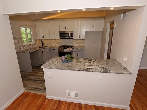 4th image of 2240 Oriole Dr