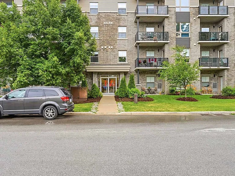 105 Oxford St — Photo 3
