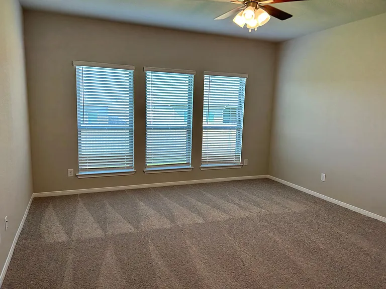 10211 Six Shooter Ln — Photo 12