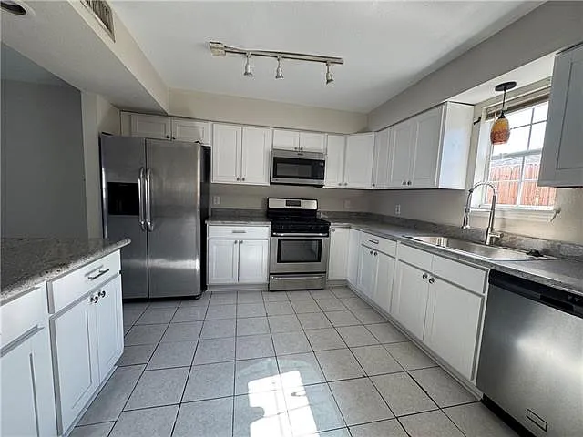3 bed, 2.5 bath, 1390 sqft, $1,650 — Photo 4