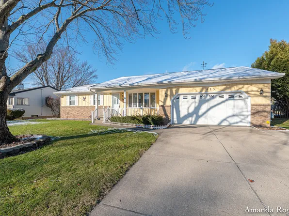 1825 Pine Bluff Dr SE, Kentwood, MI 49508