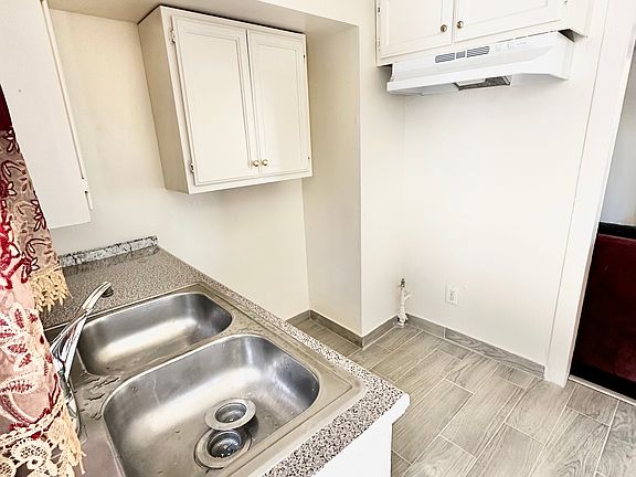 3rd image of 2548 Zonal Ave #1