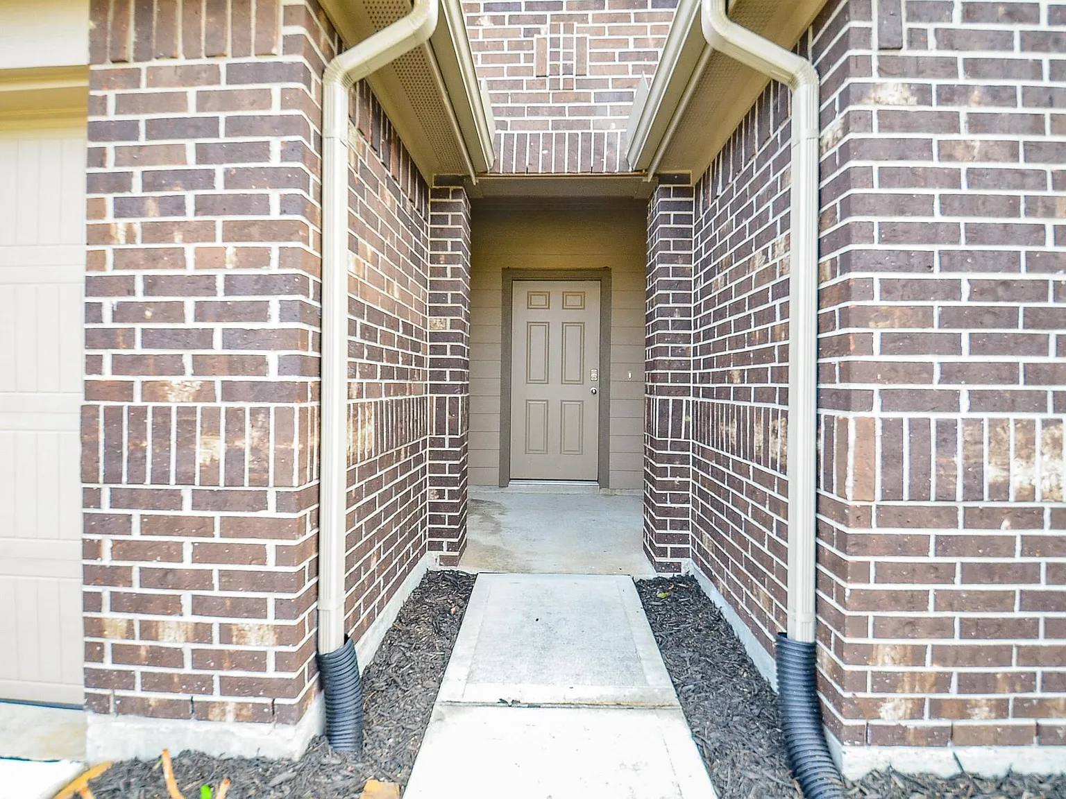 4 bed, 2.0 bath, 1614 sqft, $2,100 — Photo 3