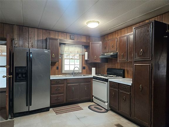 2nd image of 465 Isle Rd