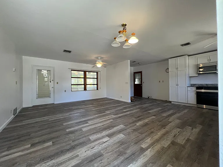 720 W Marion Ave — Photo 2