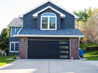 915 Springbrook Dr, Hinton, IA 51024