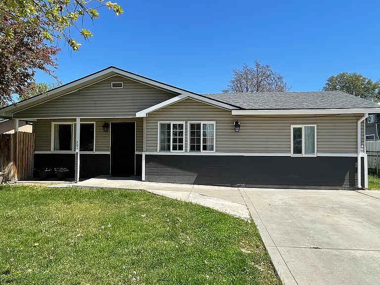 207 E Omaha St — Photo 2