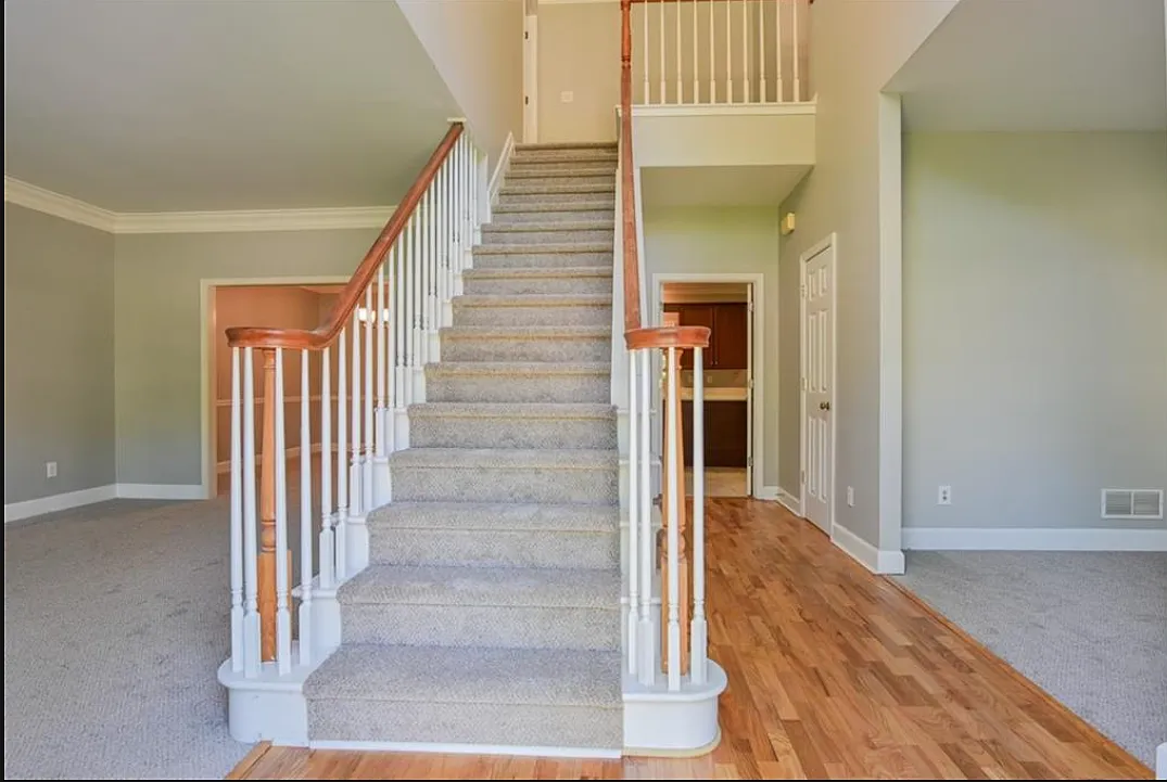 5 bed, 2.5 bath, 3200 sqft, $2,700 — Photo 2