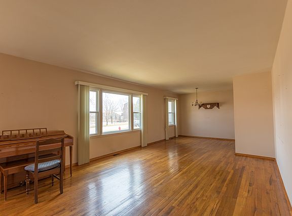 2nd image of 700 Grand Canyon St