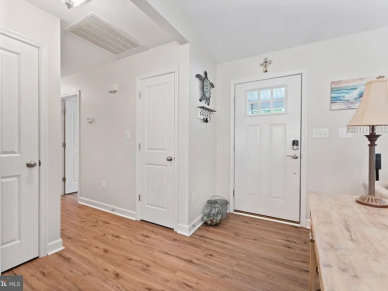 305 Cedar Ln — Photo 12