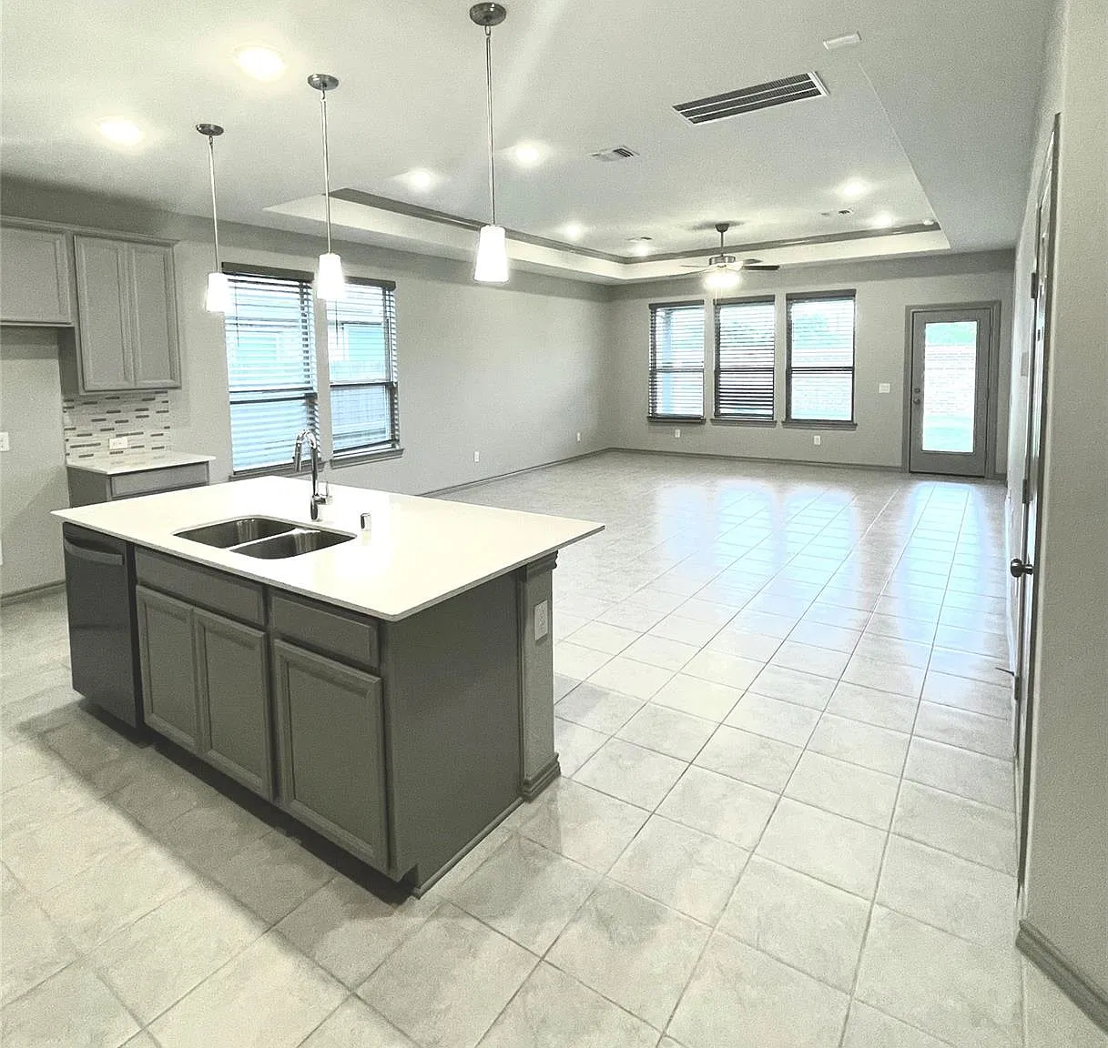 3 bed, 2.0 bath, 1761 sqft, $2,319 — Photo 3