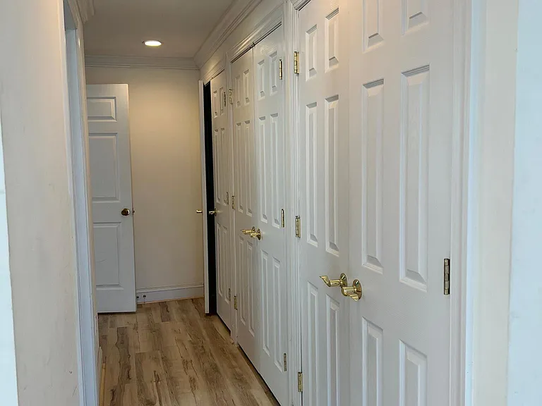 Level 2
Entrance to kitchen and living area
Extra closets