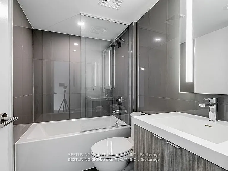 585 Bloor St E #1521 — Photo 21