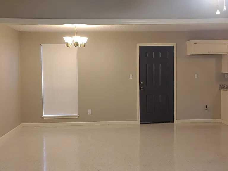 304 Leo Dr — Photo 4