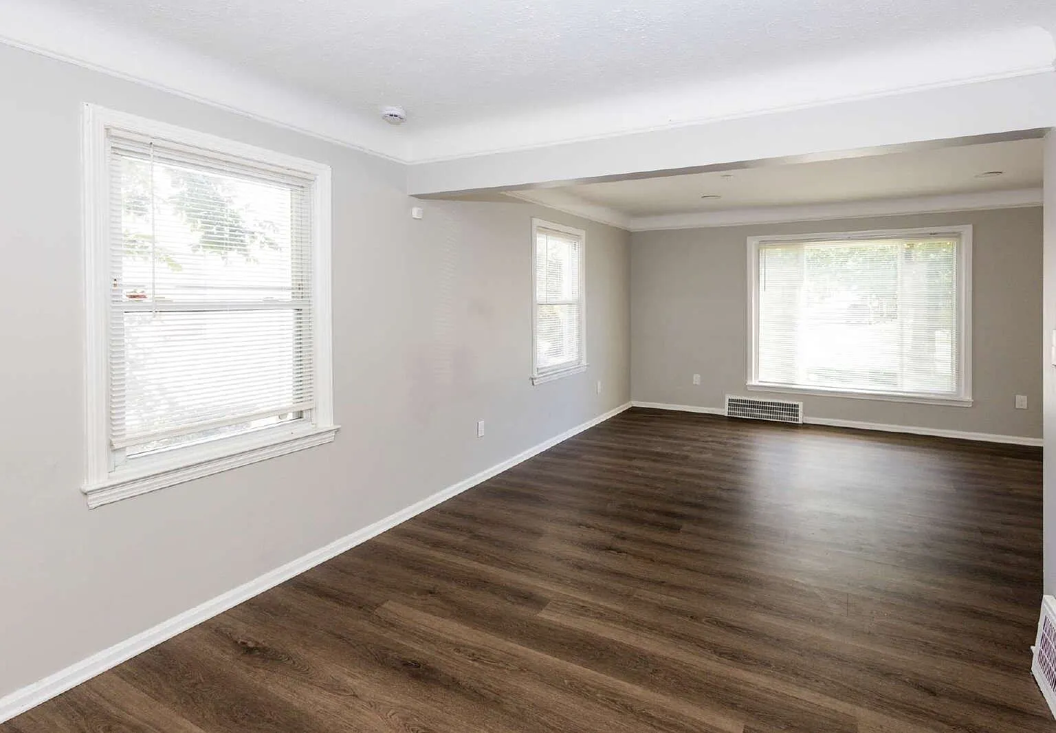 3 bed, 1.0 bath, 1200 sqft, $1,450 — Photo 2