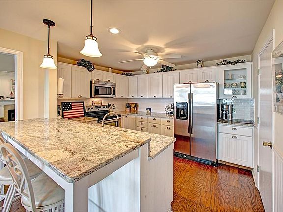 4th image of 9048 Lake Park Dr