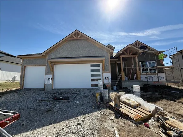 2616 NE Woodland Oak Dr, Lees Summit, MO 64086