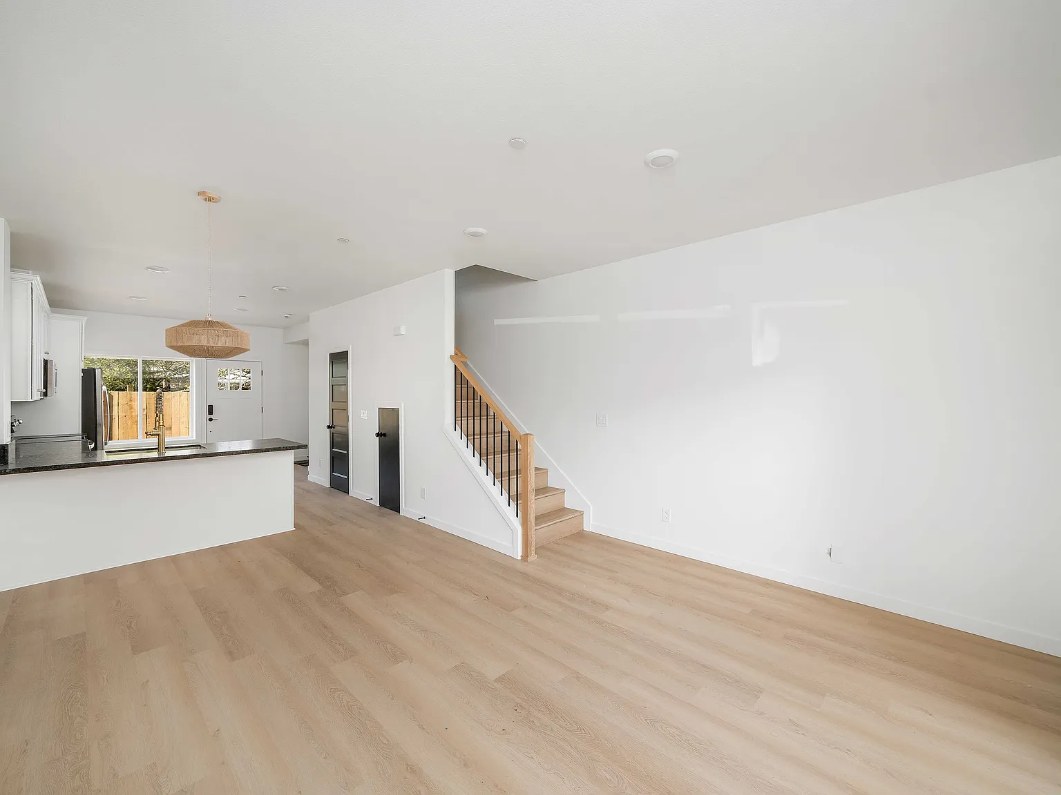 2 bed, 2.5 bath, 1300 sqft, $2,400 — Photo 4
