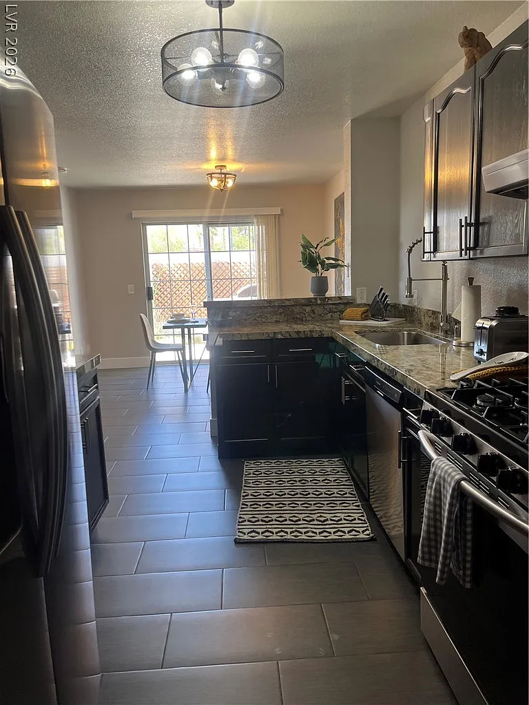 2 bed, 1.5 bath, 1281 sqft, $2,100 — Photo 4