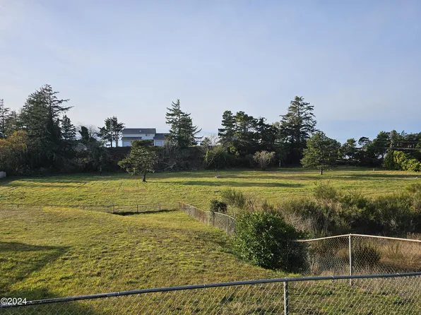 233 SW 27th St, Newport, OR 97365
