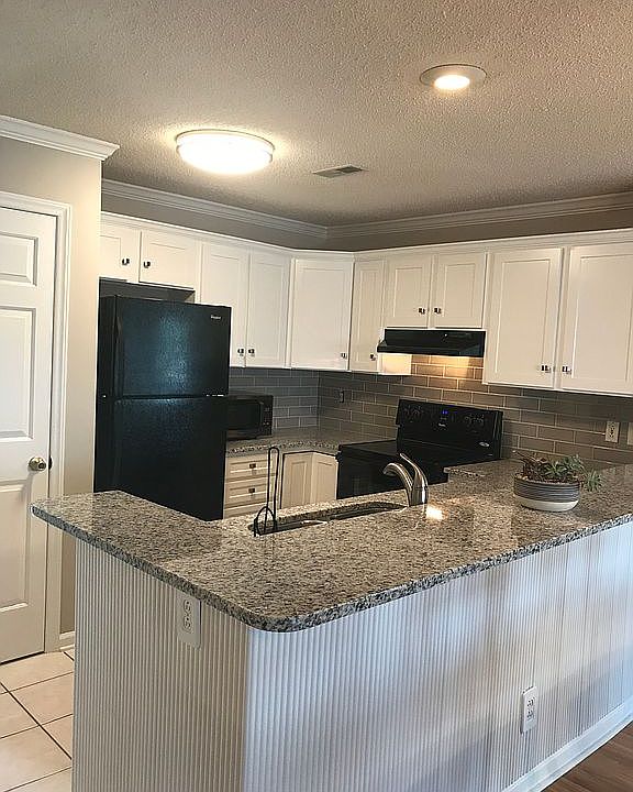 Renovated kitchen w/granite