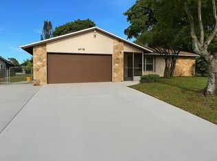 4718 Blue Pine Cir, Lake Worth, FL 33463