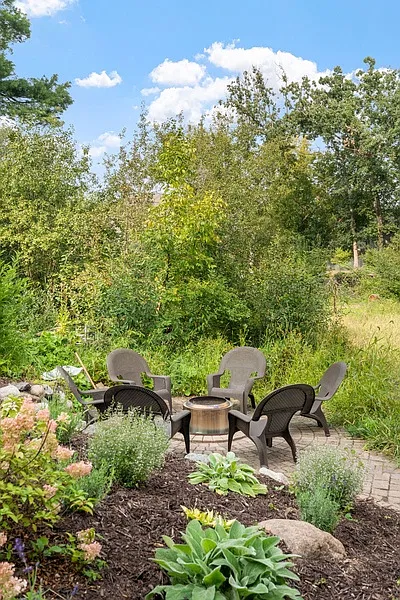 5 bed, 3.5 bath, 4115 sqft, $6,000 — Photo 2
