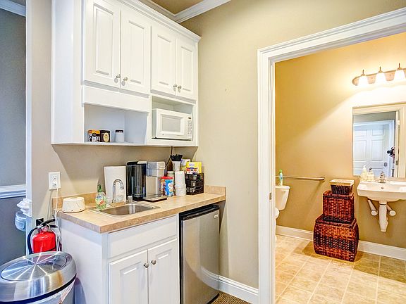 4th image of 3198 Parliament Cir Ste 303