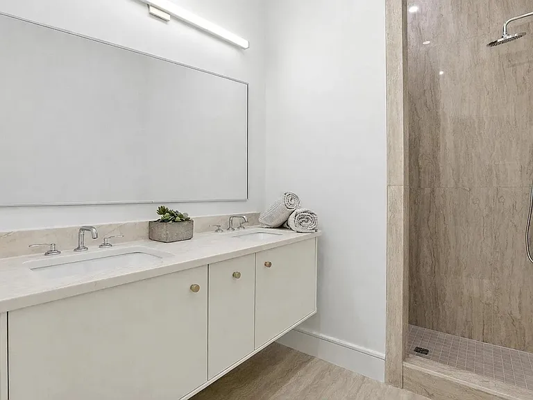 Luxury New Construction Rental Near Starland, SCAD & Ardsley Park with Garage and Private Courtyard — Photo 43