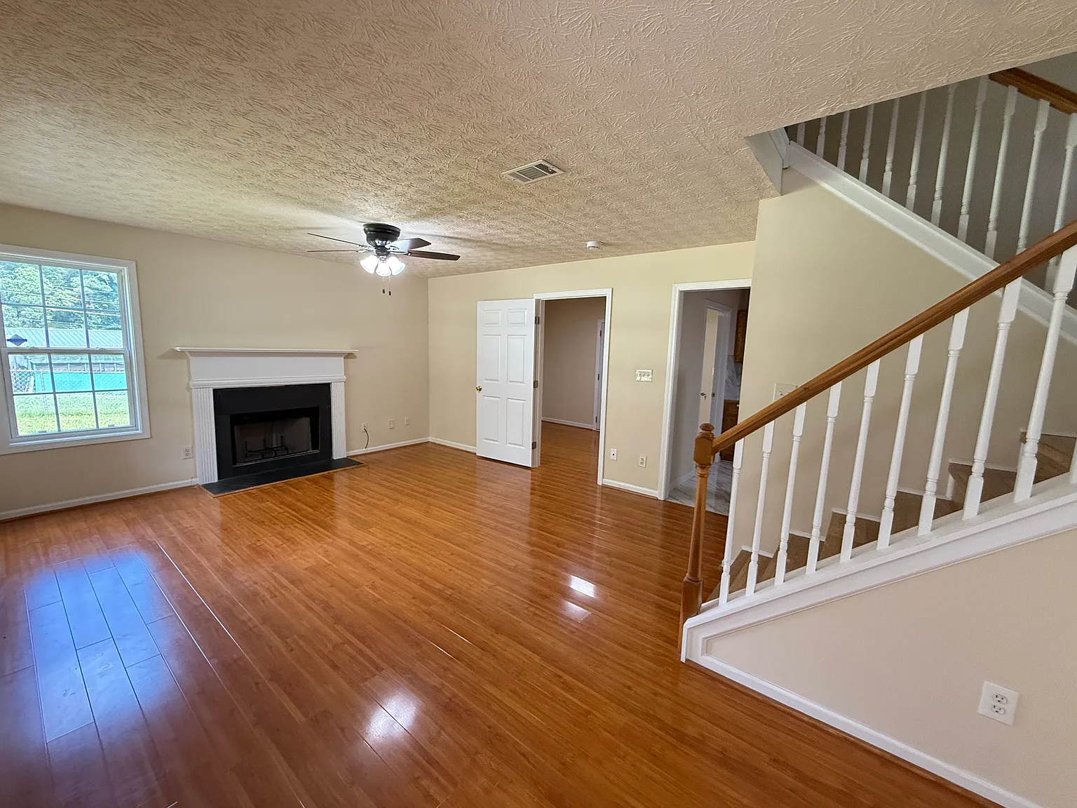 3 bed, 2.5 bath, 1296 sqft, $1,900 — Photo 4