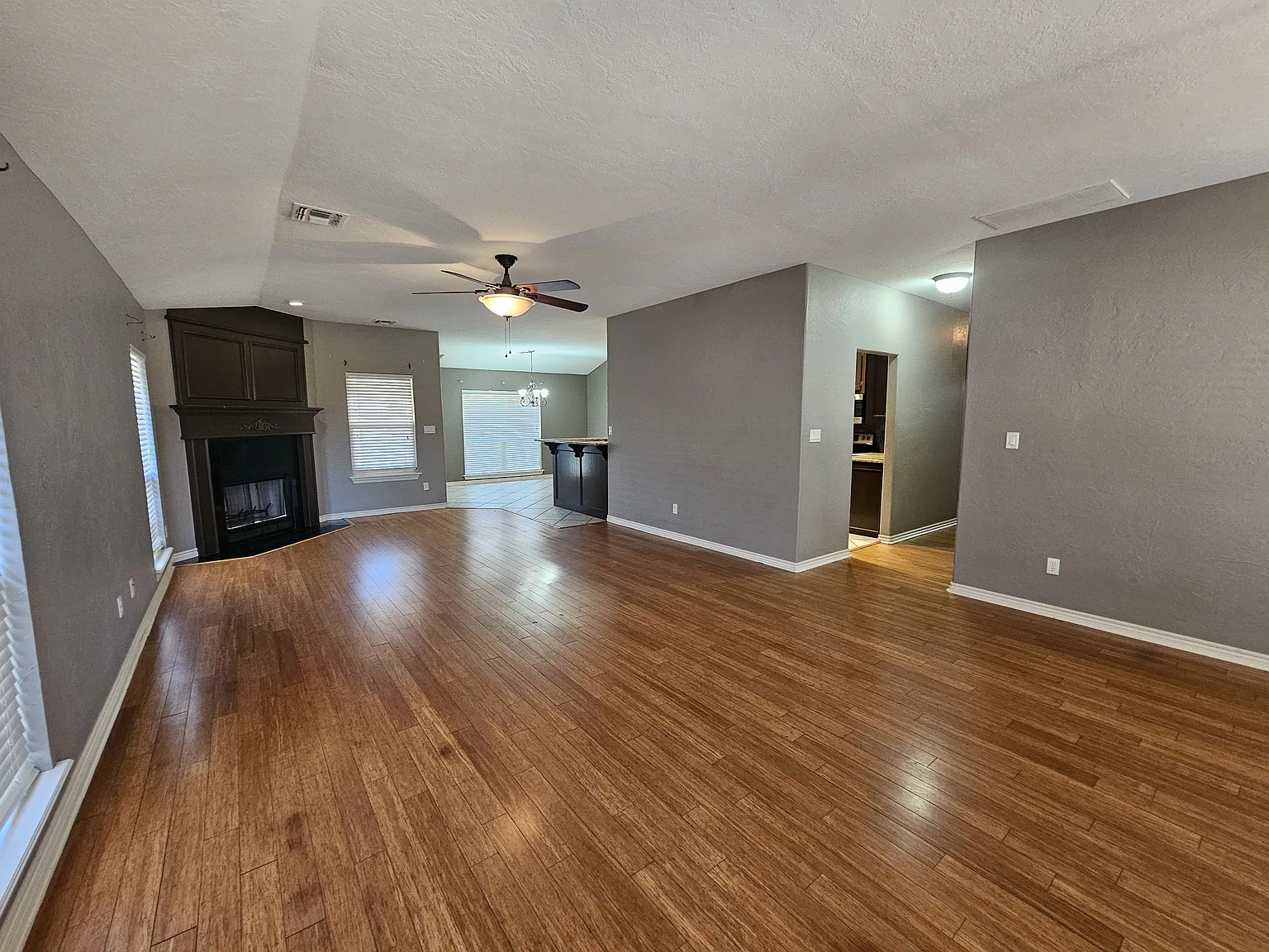 4 bed, 2061 sqft, $2,300 — Photo 2