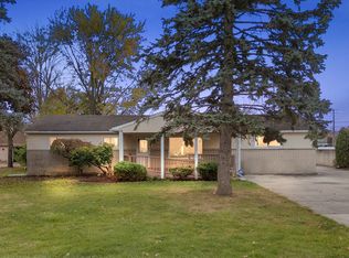 1060 Glaser Dr, Troy, MI 48085