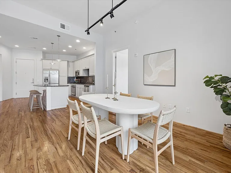 5005 Hidalgo St #210 — Photo 5