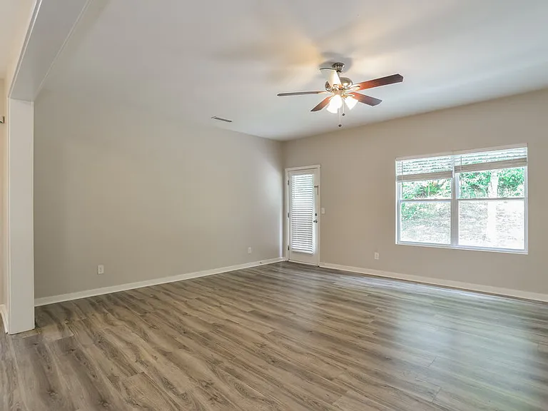 1048 Joselynn Dr — Photo 4