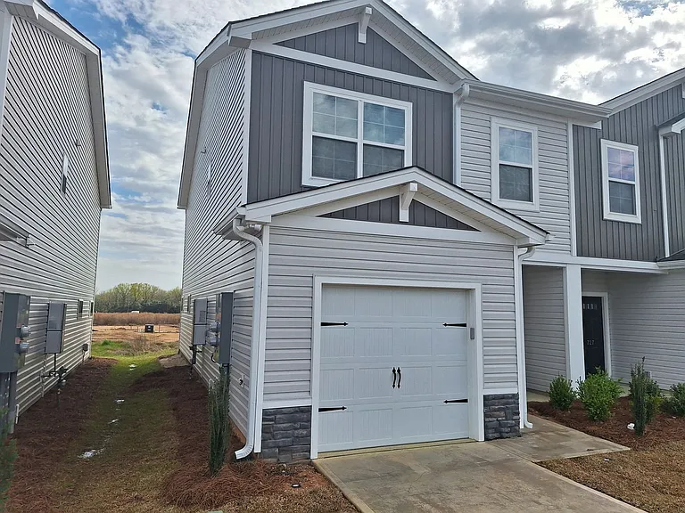 725 Gatestone Ln — Photo 2