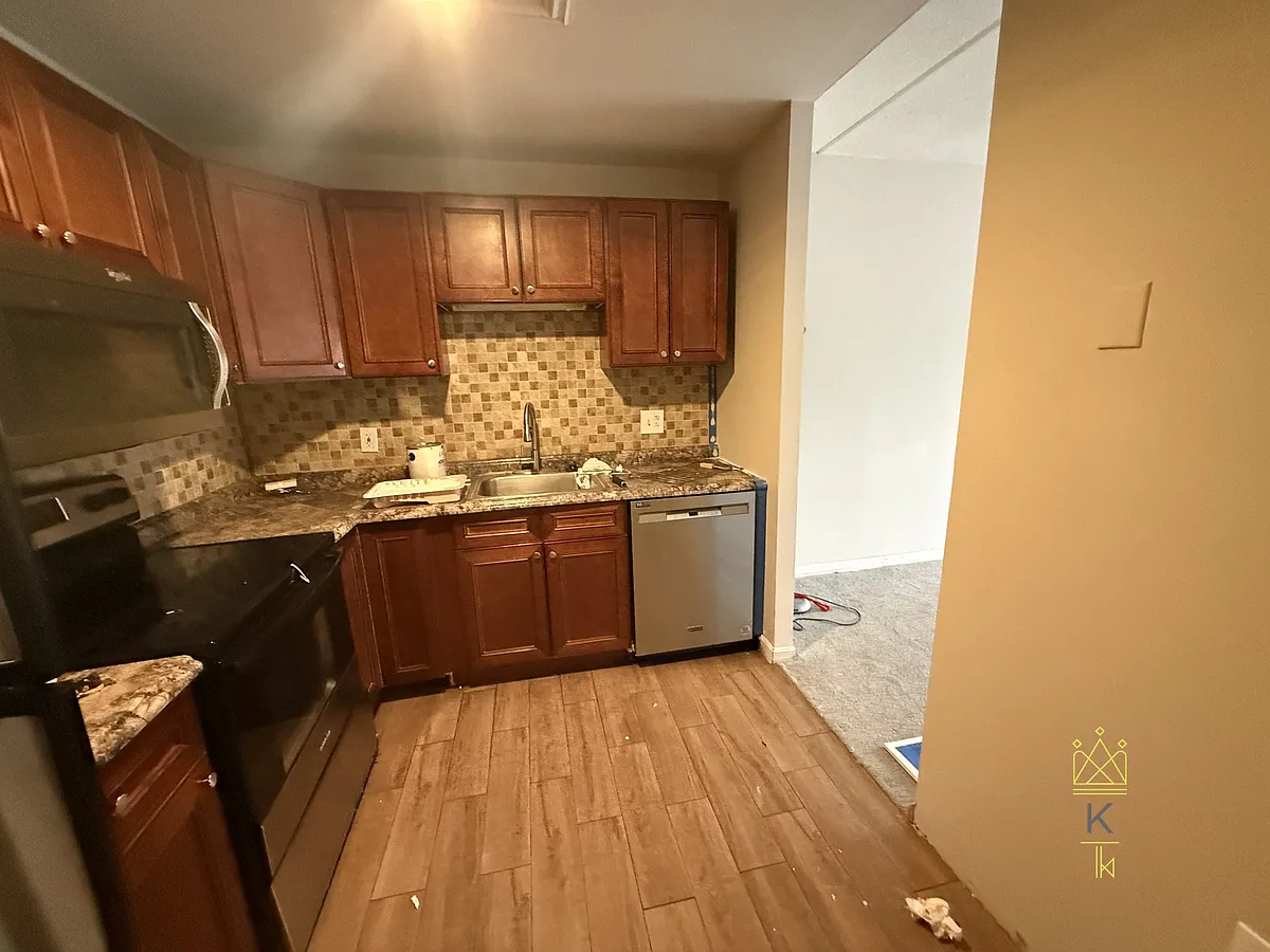 Building Photo - 14 Heron St #208