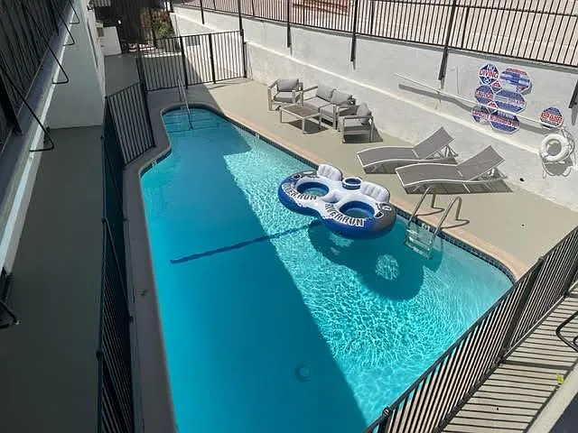 2 bed, 1250 sqft, $5,300 — Photo 3