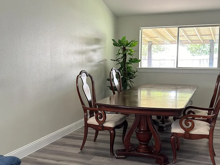 902 Greenbriar Ln — Photo 4