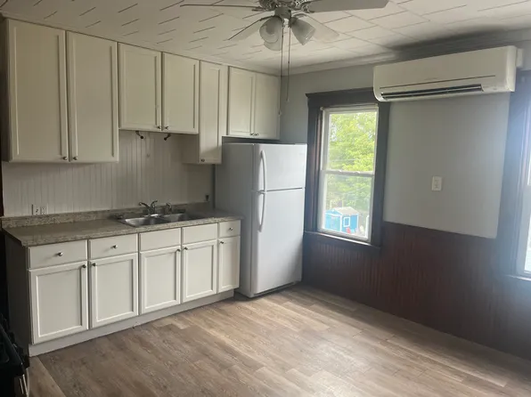32 5th Ave APT 2R, Webster, MA 01570