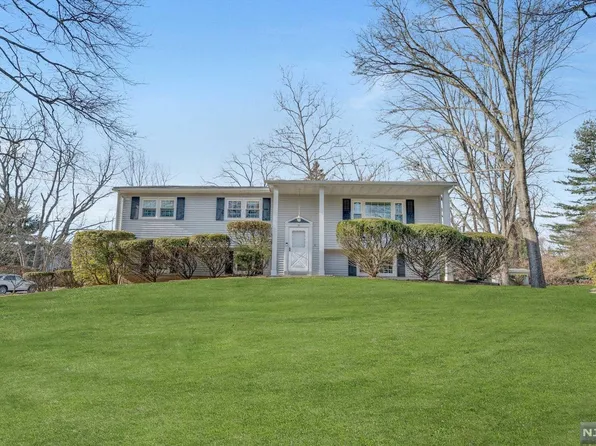 21 Bayberry Dr, Mahwah, NJ 07430