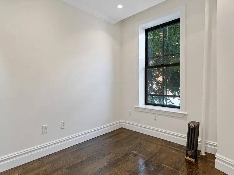 402 E 12th St #8 — Photo 4
