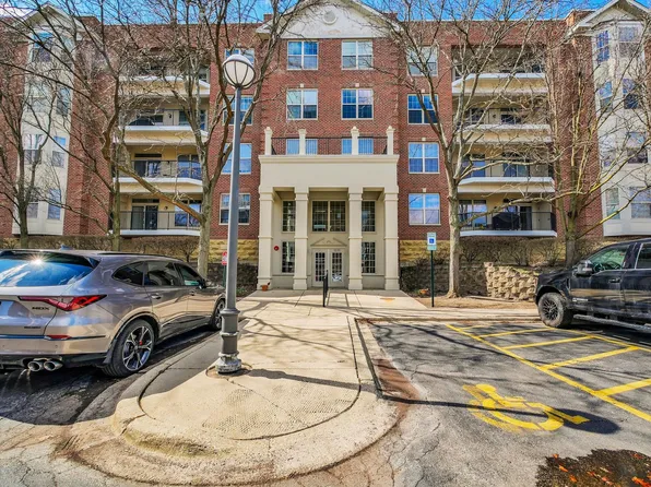 3135 Town Square Dr Unit 104, Rolling Meadows, IL 60008