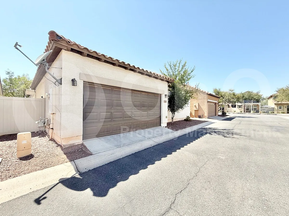 3 bed, 2.0 bath, 1802 sqft, $2,299 — Photo 4