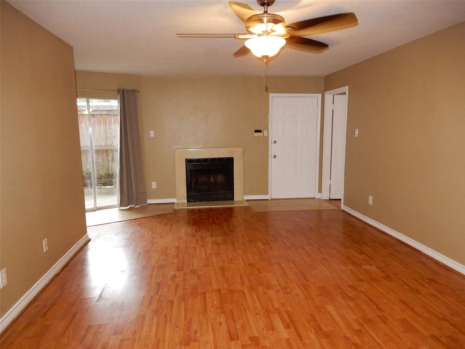 2 bed, 2.0 bath, 1014 sqft, $1,300 — Photo 2