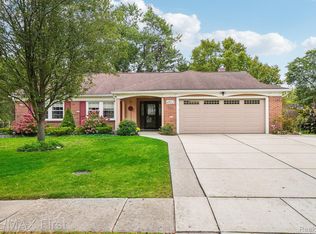 4812 Foxcroft Dr, Troy, MI 48085