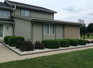 10402-10404 N Magnolia Dr, Mequon, WI 53092