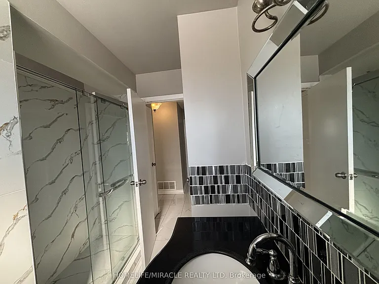 219 McMurchy Ave S #MAIN — Photo 17