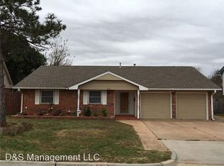 212 NE 21st St, Moore, OK 73160